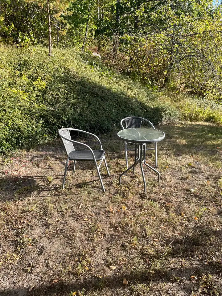 Sitzplatz mit Tisch und zwei Stühlen im Garten