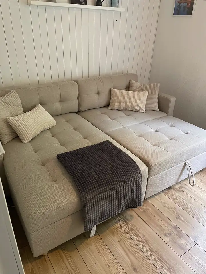 Ausgeklapptes Schlafsofa im zweiten Schlafzimmer