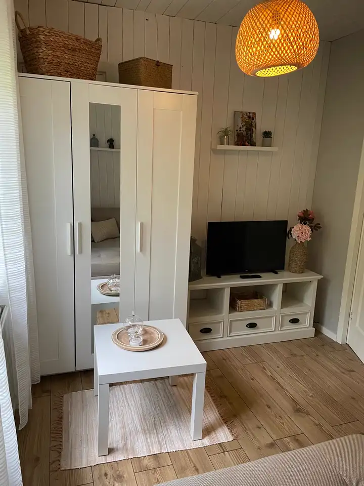 Kleiderschrank und Fernseher im zweiten Schlafzimmer